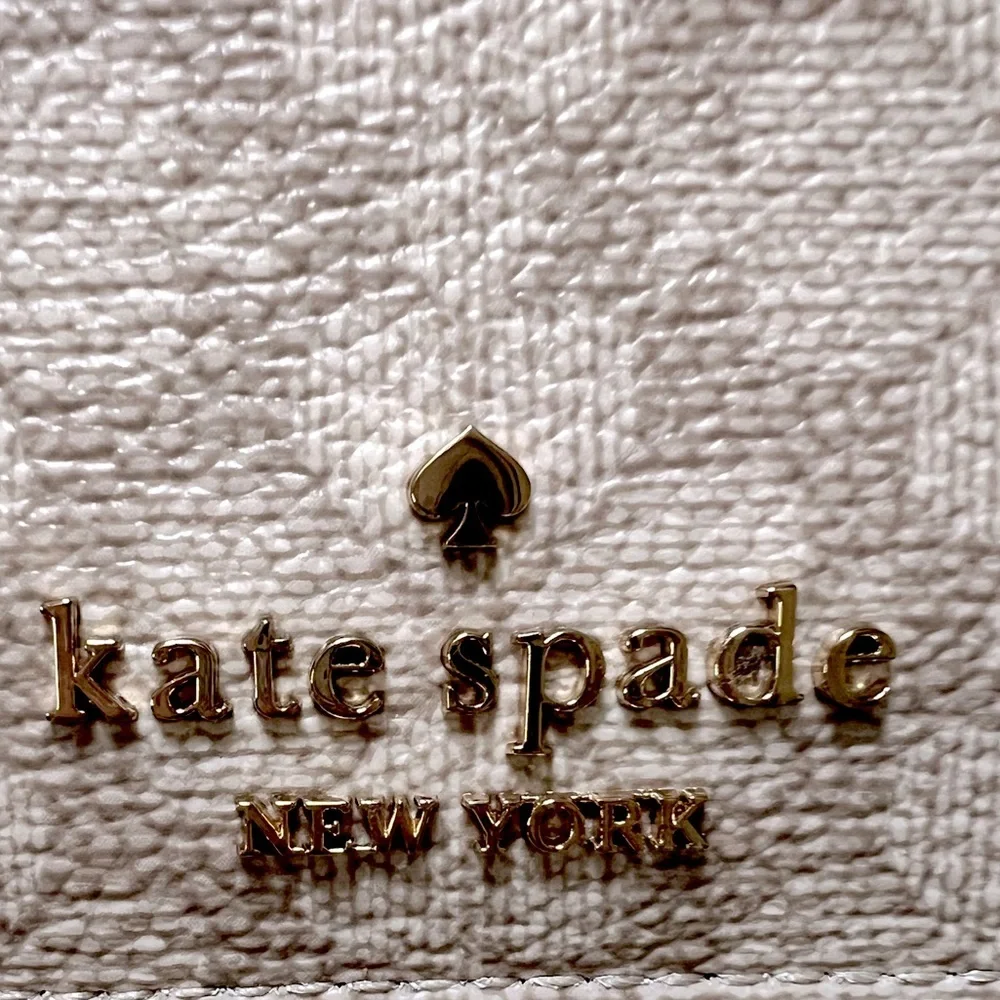 NWOT ♠️ Kate Spade ♠️ Cream Clover Design Card Holder - Picture 3 of 3